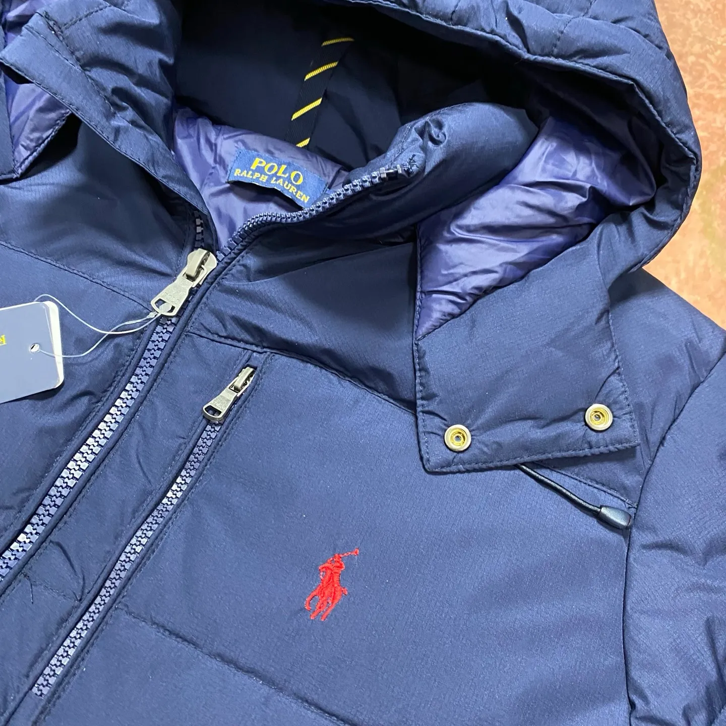P740 The top version distinguishes currency from the official website for details, scan the QR code to enter the official website] 24SS Winter New Rah Lauren Winter Gorham Down Jacket with Detachable Hood Down Jacket is windproof and waterproof. The same top version as the official website - Color: Black, Navy Blue, Glossy Black - The top version distinguishes market currency - Purchase the original mold to create a full set of customized accessories, details determine success or failure. - ·Comes from the United States, and has a strong American flavor. ·The two brands under his name, by Rah Lauren and Rah Lauren, have created a sales field of high-quality fashion in the world, and continue to carry forward the designer's reputation and the brand's glorious image. - - Accessories: original tag, washed label + electroplated YK zipper logo, customized Laf Loren zipper - full set of accessories - the same style for both men and women, size m-xxl